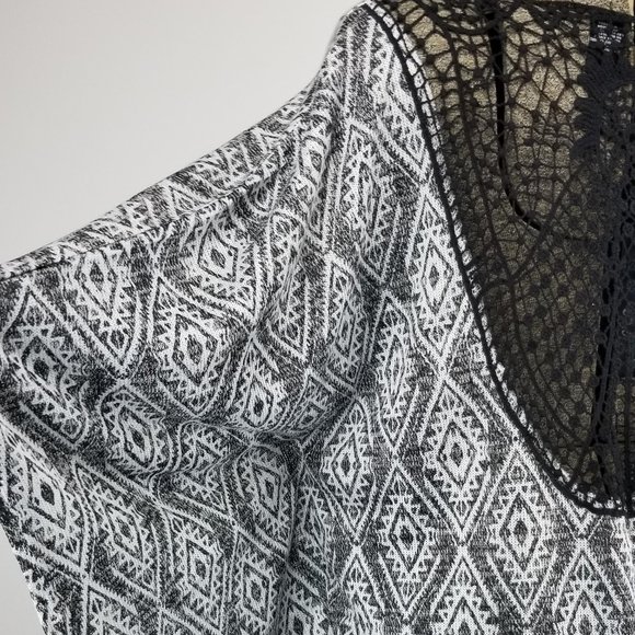 Black White Geometric Pattern Shirt *NWT* Size S - Picture 4 of 6